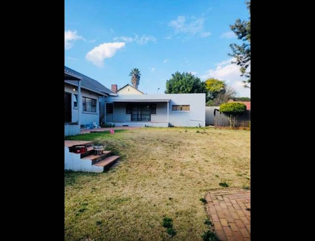 4 BEDROOM PROPERTY TO RENT IN LOMBARDY EAST